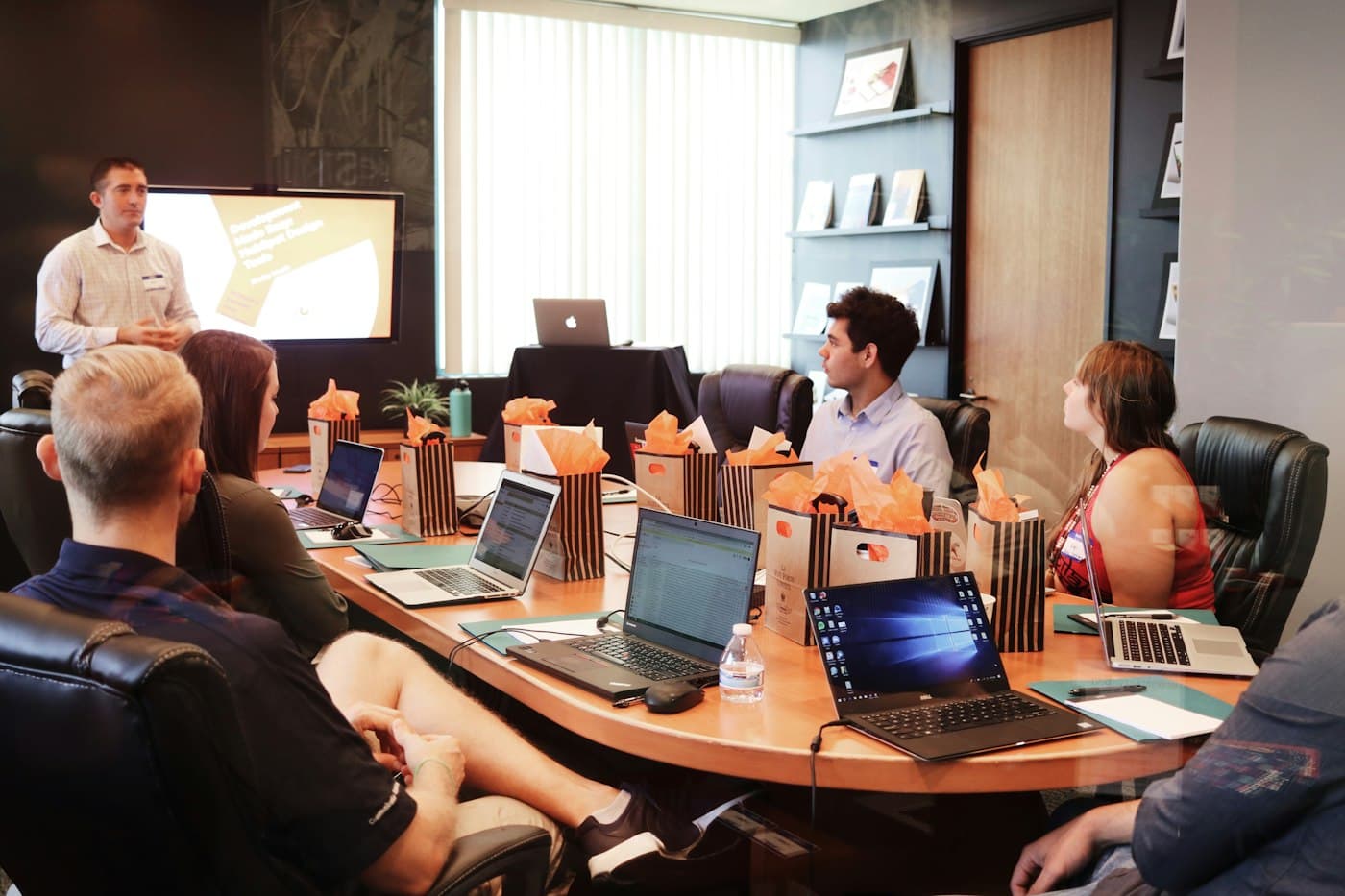 Opleidingssessie met deelnemers achter laptops